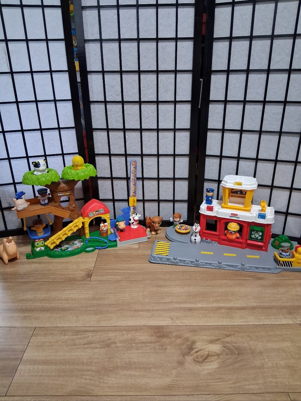 Fisher-Price Little People Multi-Scene Playset in Red, Yellow and Green